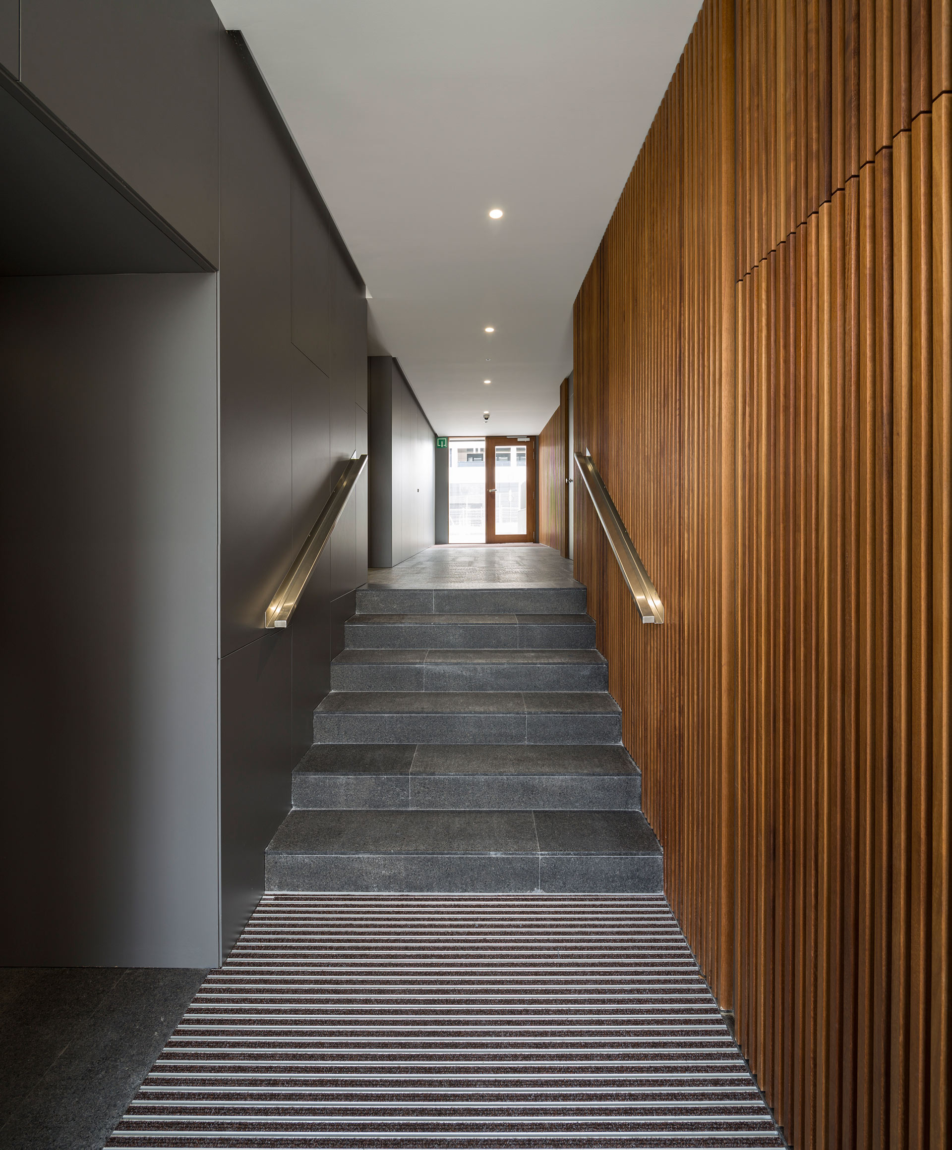 Interior edificio viviendas libres en Lezkairu