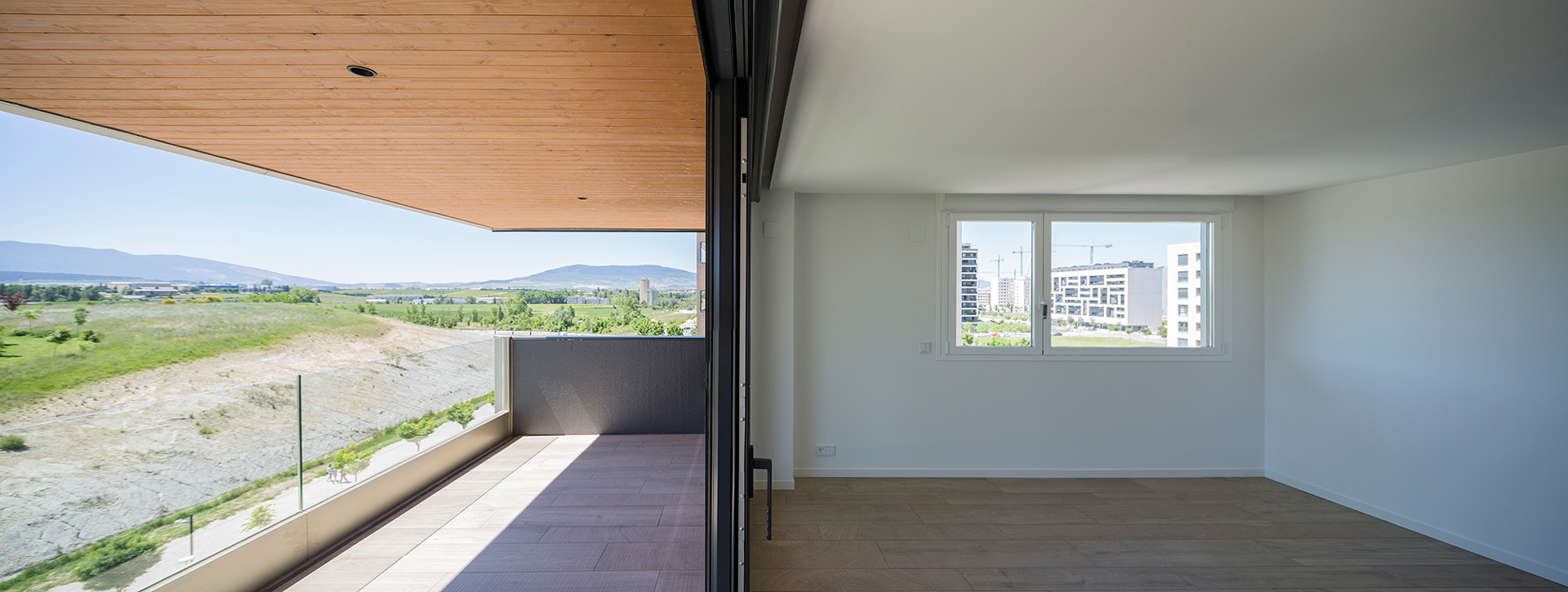 Interior y balcón viviendas libres en Lezkairu